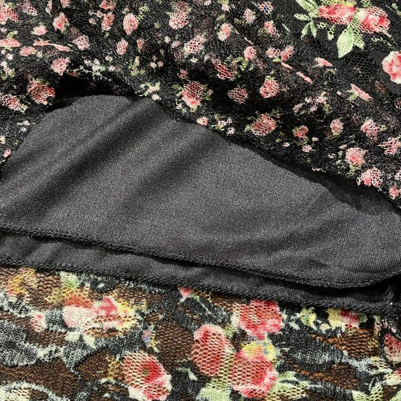 Adorable flirty summer blouse. - Picture 2 of 4